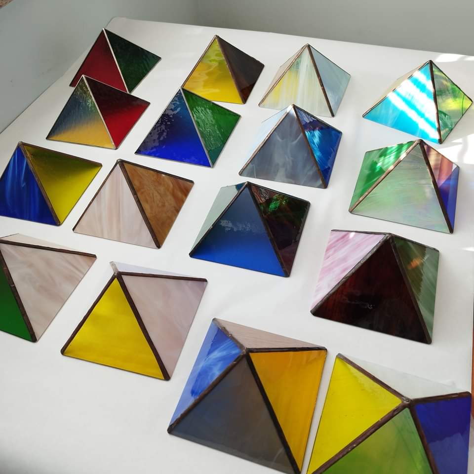 Energijske piramide, oblikovane za energetsko podporo.